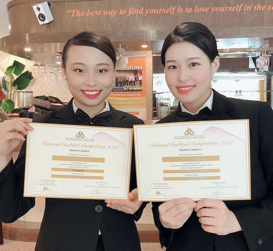 Sinh viên Viện Phát triển quản lý Singapore đoạt giải Nhất và Nhì tại cuộc thi pha chế cocktail