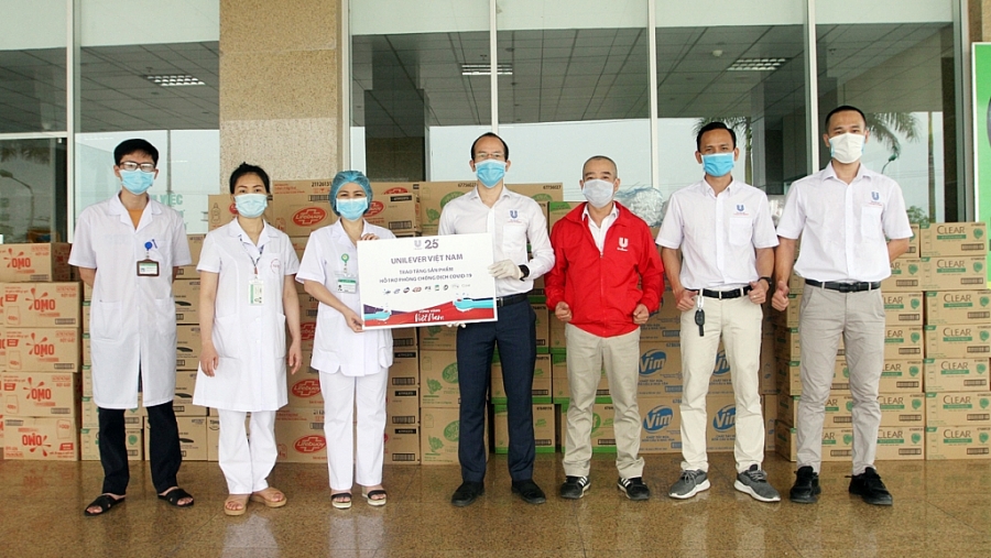 Đại diện Unilever trao tặng sản phẩm hỗ trợ bệnh viện và các cơ sở y tế trong chiến dịch “Vững vàng Việt Nam”
