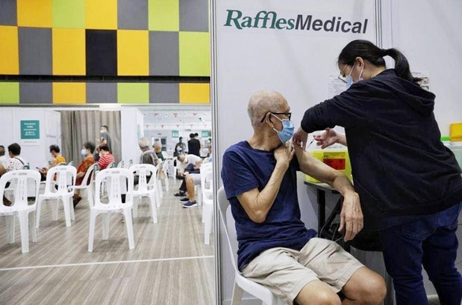 Singapore triển khai tiêm nhắc lại vắc-xin phòng Covid-19 cho nhóm người cao tuổi