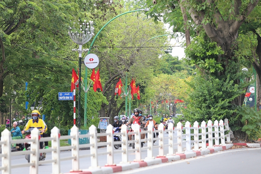 Các phố như Lê Thái Tổ, Đinh Tiên Hoàng, Hàng Khay, đường Thanh Niên đều được treo cờ đỏ rực dọc 2 bên đường
