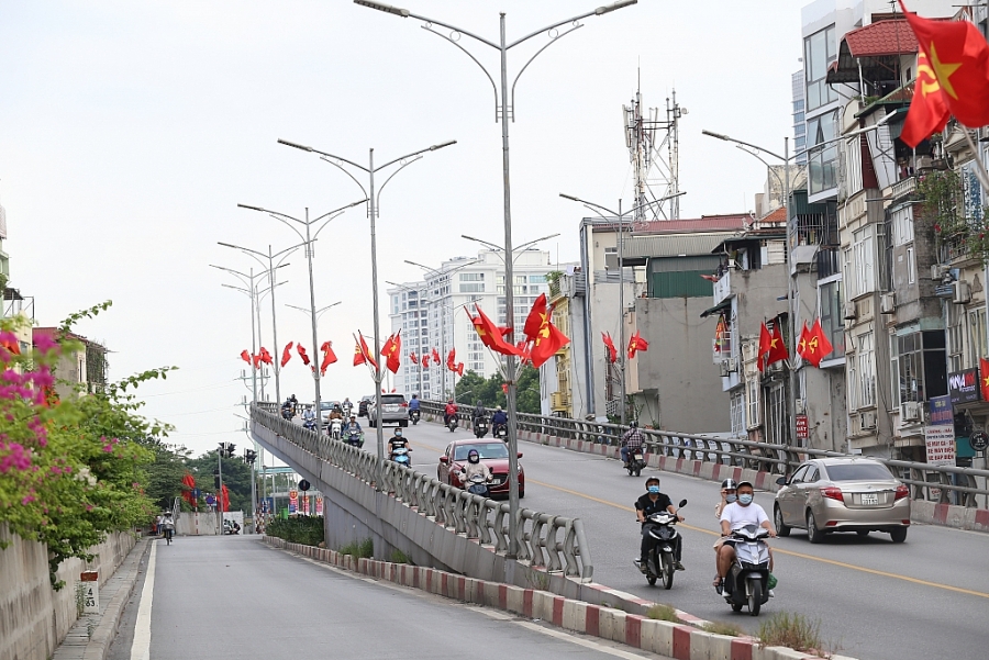 Các cầu vượt đường bộ cũng được trang hoàng cờ hoa rực rỡ