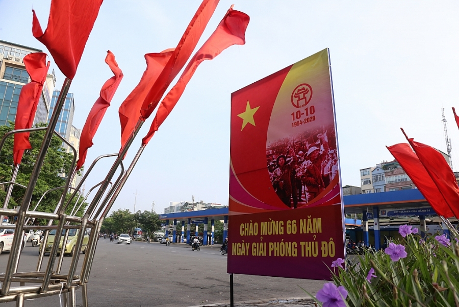 Pa nô chào mừng kỷ niệm 66 năm giải phóng Thủ đô (1954   2020) trên phố Trần Quang Khải