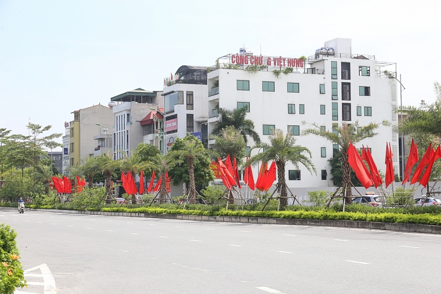 Đường phố Thủ đô rực rỡ cờ hoa chào mừng kỷ niệm 1010 năm Thăng Long - Hà Nội