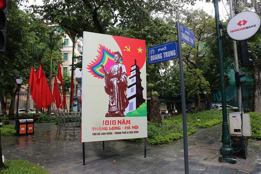 Đường phố Thủ đô rực rỡ cờ hoa chào mừng kỷ niệm 1010 năm Thăng Long Hà Nội