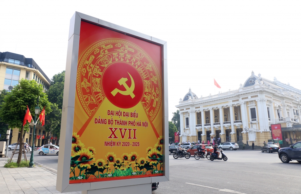 Một tấm pano cỡ lớn chào mừng Đại hội đại biểu lần thứ XVII Đảng bộ thành phố Hà Nội (nhiệm kỳ 2020-2025) tại khu vực 