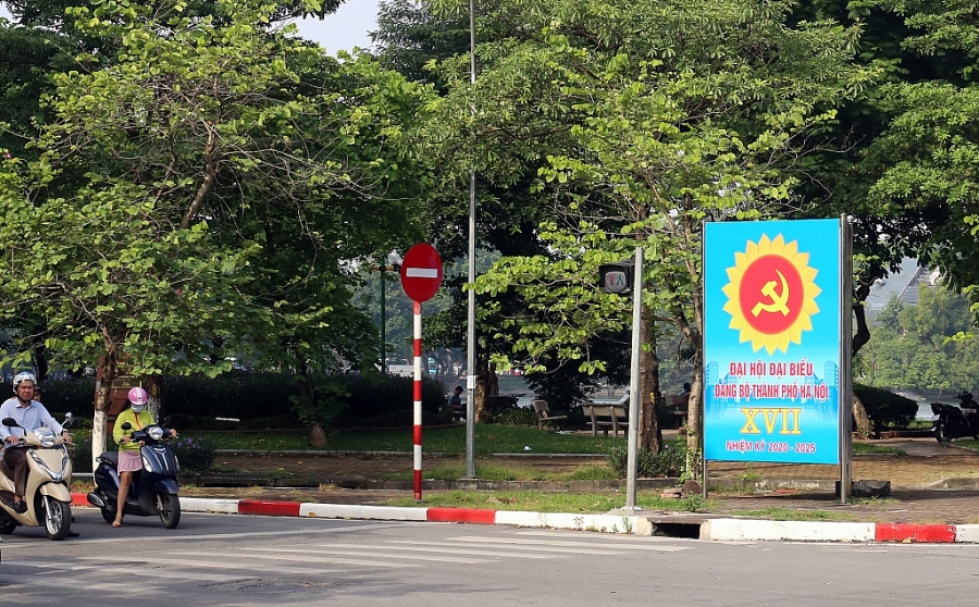 Một tấm pano cỡ lớn chào mừng Đại hội đại biểu lần thứ XVII Đảng bộ thành phố Hà Nội (nhiệm kỳ 2020-2025) tại khu vực điểm giao cắt đường Nghi Tàm, Âu Cơ, Yên Phụ (quận Tây Hồ)