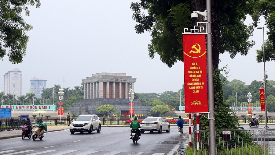 Hà Nội rực rỡ cờ, hoa chào mừng Đại hội đại biểu lần thứ XVII Đảng bộ thành phố