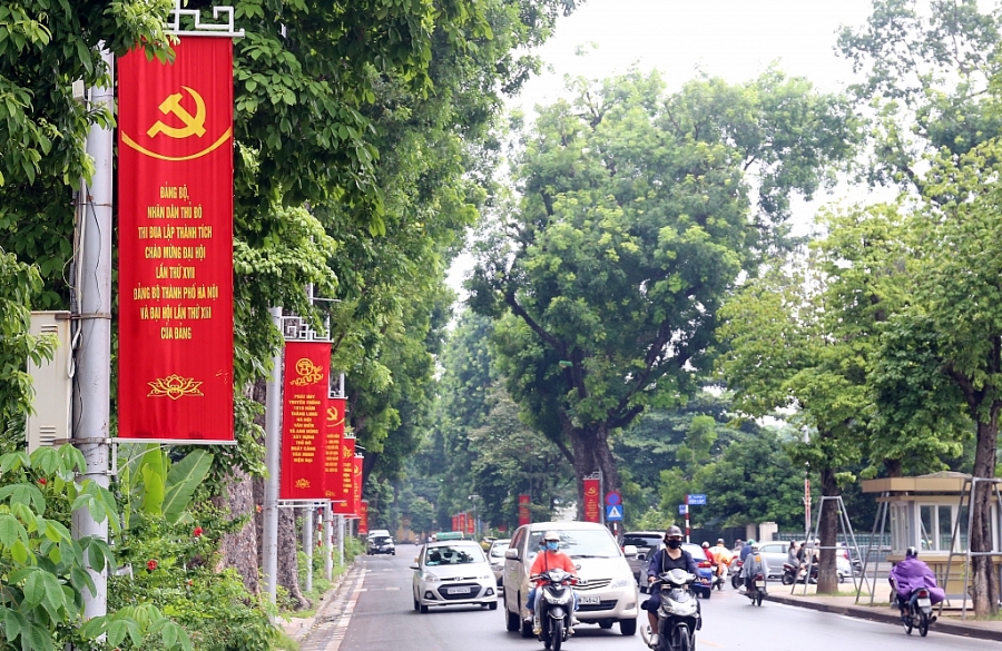 Dọc các tuyến đường trang trí nhiều banner, cụm panô tấm lớn