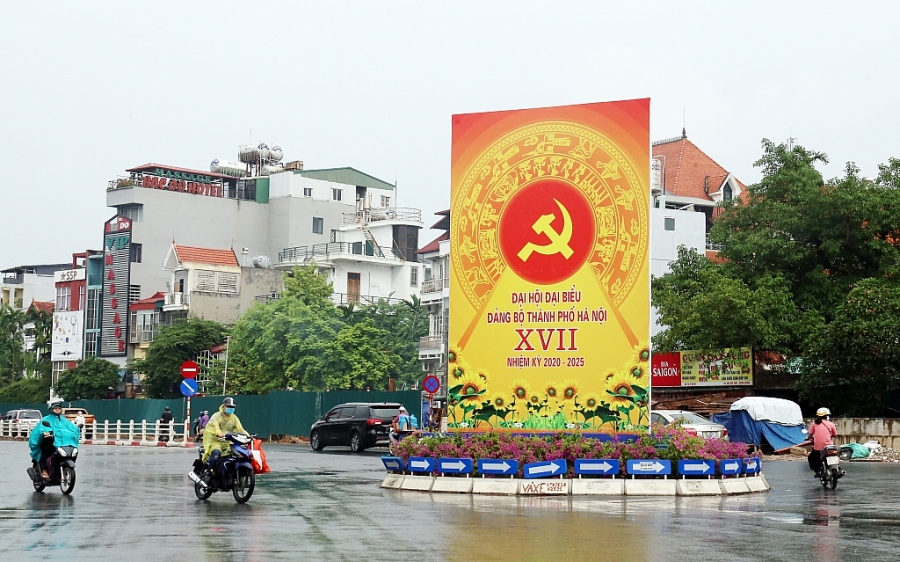Một tấm pano cỡ lớn chào mừng Đại hội đại biểu lần thứ XVII Đảng bộ thành phố Hà Nội (nhiệm kỳ 2020 2025) tại khu vực điểm giao cắt đường Nghi Tàm, Âu Cơ, Yên Phụ (quận Tây Hồ)