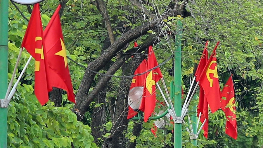 Lắp đặt giá cờ trên nhiều tuyến đường trung tâm Thành phố