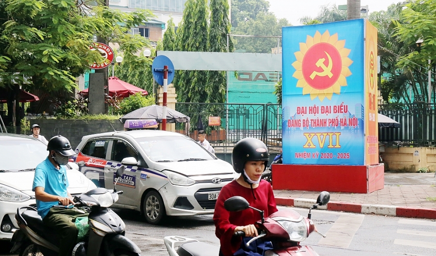 Hà Nội rực rỡ cờ, hoa chào mừng Đại hội đại biểu lần thứ XVII Đảng bộ thành phố