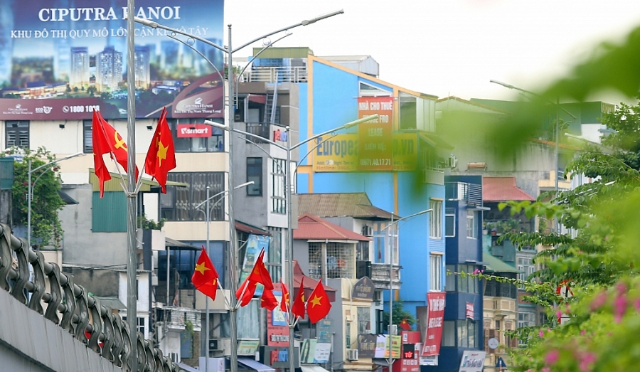 Hà Nội rực rỡ cờ, hoa chào mừng Đại hội đại biểu lần thứ XVII Đảng bộ thành phố