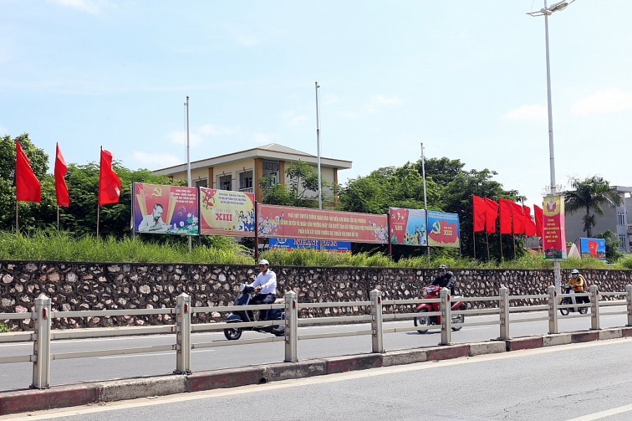 Đường phố Hà Nội rực rỡ chào mừng Đại hội đại biểu lần thứ XVII Đảng bộ thành phố