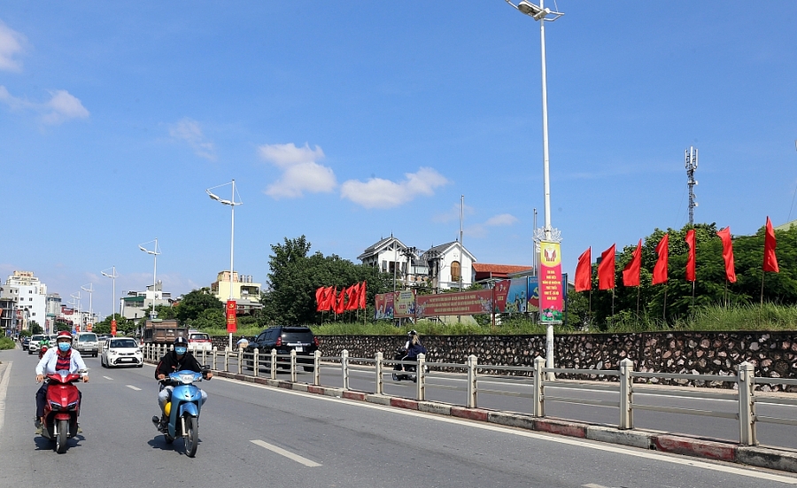 Đường Nghi Tàm rực rỡ cờ, hoa.
