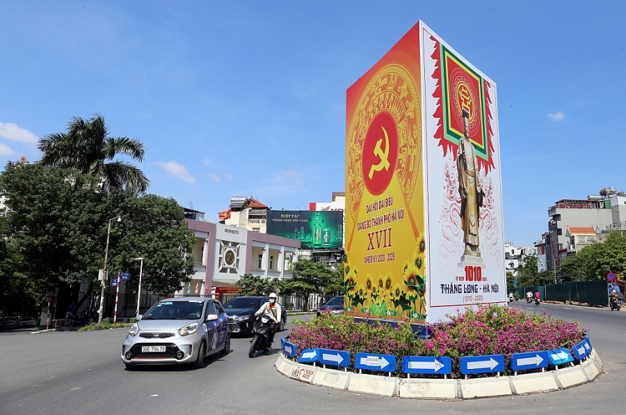 Một tấm pano cỡ lớn chào mừng kỷ niệm 1010 năm Thăng Long   Hà Nội, Đại hội đại biểu lần thứ XVII Đảng bộ thành phố Hà Nội (nhiệm kỳ 2020 2025) tại khu vực điểm giao cắt đường Nghi Tàm, Âu Cơ, Yên Phụ