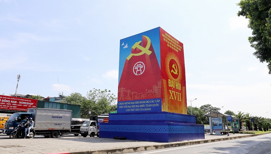 Nhiều pano, áp phích cỡ lớn tuyên truyền kỷ niệm 1010 năm Thăng Long - Hà Nội, chào mừng 66 năm Ngày Giải phóng Thủ đô (10/10/1954 - 10/10/2020) đã được trang trí trên các tuyến phố của Hà Nội.