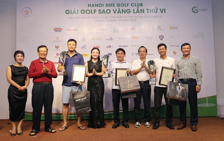 Ban tổ chức trao giải Nhất