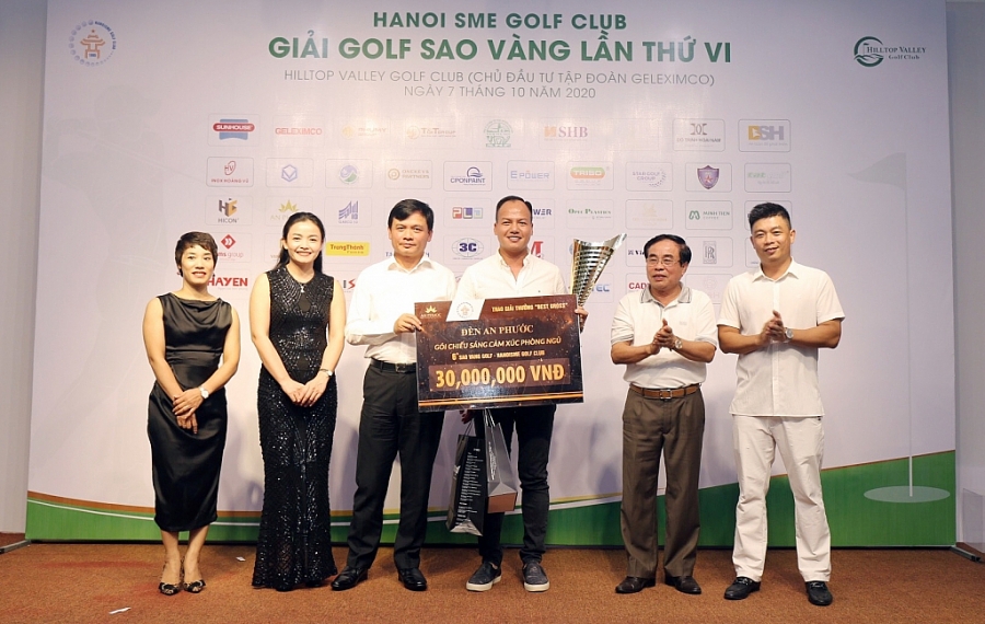 Ban tổ chức trao giải vô địch