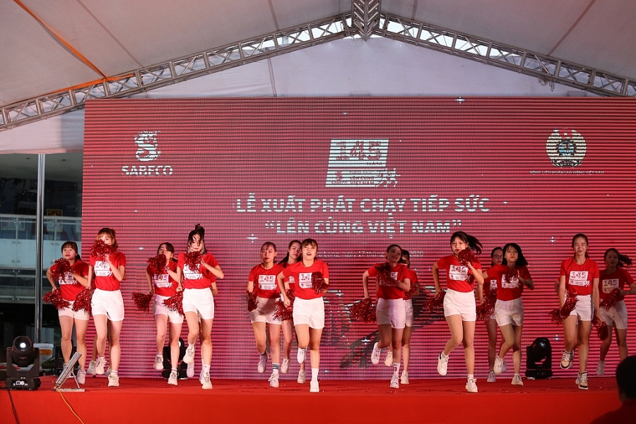 Cuộc chạy tiếp sức xuyên Việt 1.875km bắt đầu tại Hạ Long