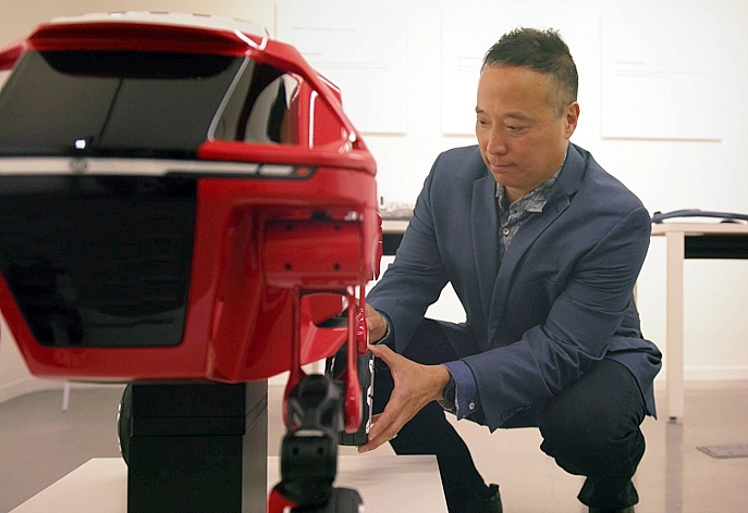 Ông John Suh, Giám đốc sáng lập của trụ sở New Horizons Studio thuộc Hyundai đang kiểm tra các bộ phận của mẫu xe Elevate đa năng đòi hỏi sức mạnh và độ gọn nhẹ vượt trội