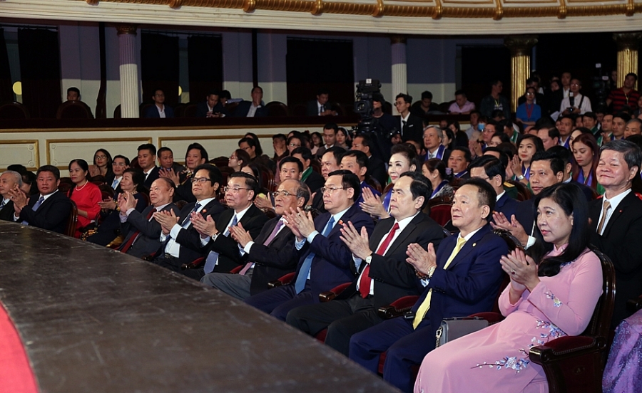 Các đồng chí lãnh đạo, nguyên lãnh đạo Đảng, Nhà nước và thành phố Hà Nội dự lễ tôn vinh.