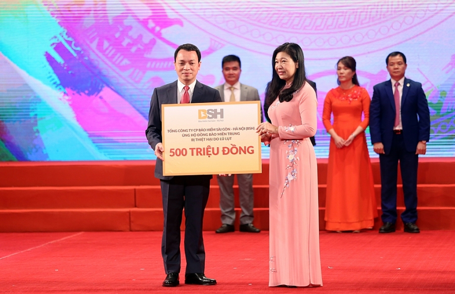 Chủ tịch Ủy ban Mặt trận Tổ quốc Việt Nam thành phố Hà Nội Nguyễn Lan Hương tiếp nhận ủng hộ của các đơn vị quyên góp ủng hộ đồng bào miền Trung bị ảnh hưởng bão, lụt.