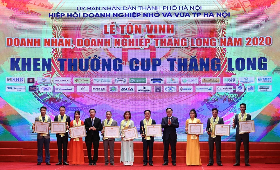 Bí thư Thành ủy Hà Nội Vương Đình Huệ, Chủ tịch UBND thành phố Hà Nội Chu Ngọc Anh trao Cúp Thăng Long cho các doanh nghiệp có thành tích xuất sắc