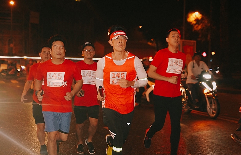 Chương trình chạy tiếp sức “Lên cùng Việt Nam” hoàn thành “Đường chạy di sản”, tiếp tục với “Đường chạy tương lai”