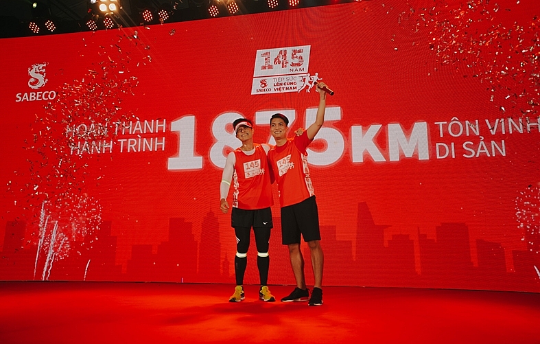 Chương trình chạy tiếp sức “Lên cùng Việt Nam” hoàn thành “Đường chạy di sản”, tiếp tục với “Đường chạy tương lai”