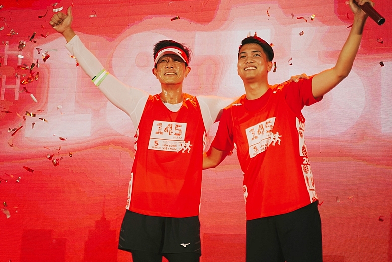 Chương trình chạy tiếp sức “Lên cùng Việt Nam” hoàn thành “Đường chạy Di sản”, tiếp tục với “Đường chạy tương lai”