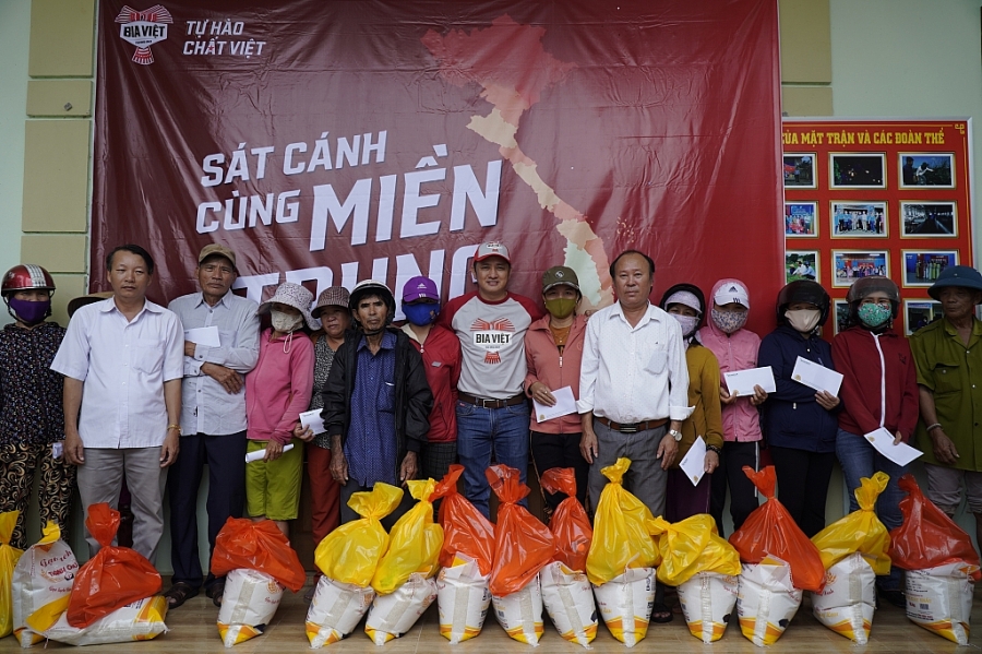 Các tình nguyện viên của Bia Việt trao quà cứu trợ tới người dân