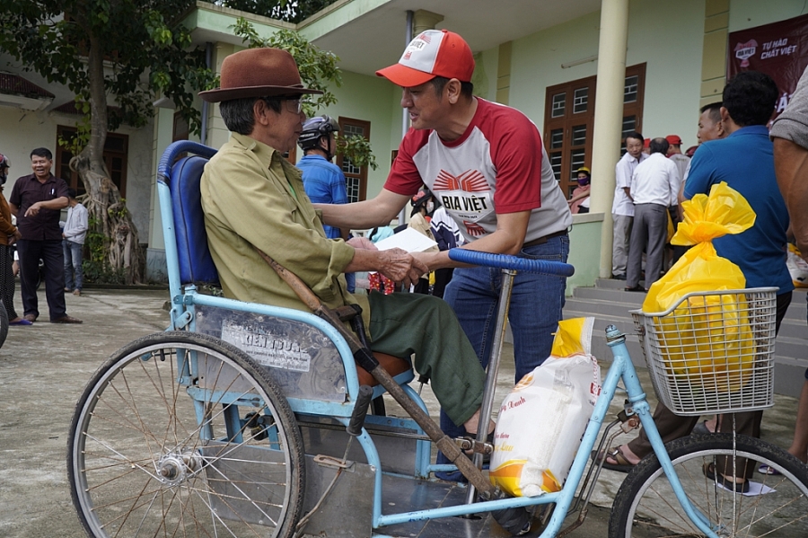 Các tình nguyện viên của Bia Việt trao quà cứu trợ tới người dân