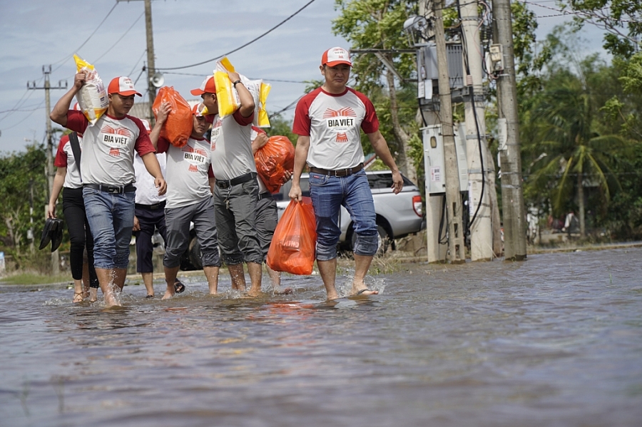 Các tình nguyện viên của Bia Việt trao quà cứu trợ tới người dân