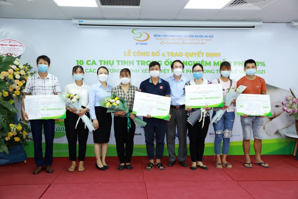 BSCKII. Nguyễn Khắc Lợi - Giám đốc chuyên môn và Ths.Bs. Lê Thị Thu Hiền - PGĐ chuyên môn Bệnh viện trao quyết định cho các gia đình nhận hỗ trợ IVF Miễn phí trong Tuần lễ Vàng 2021