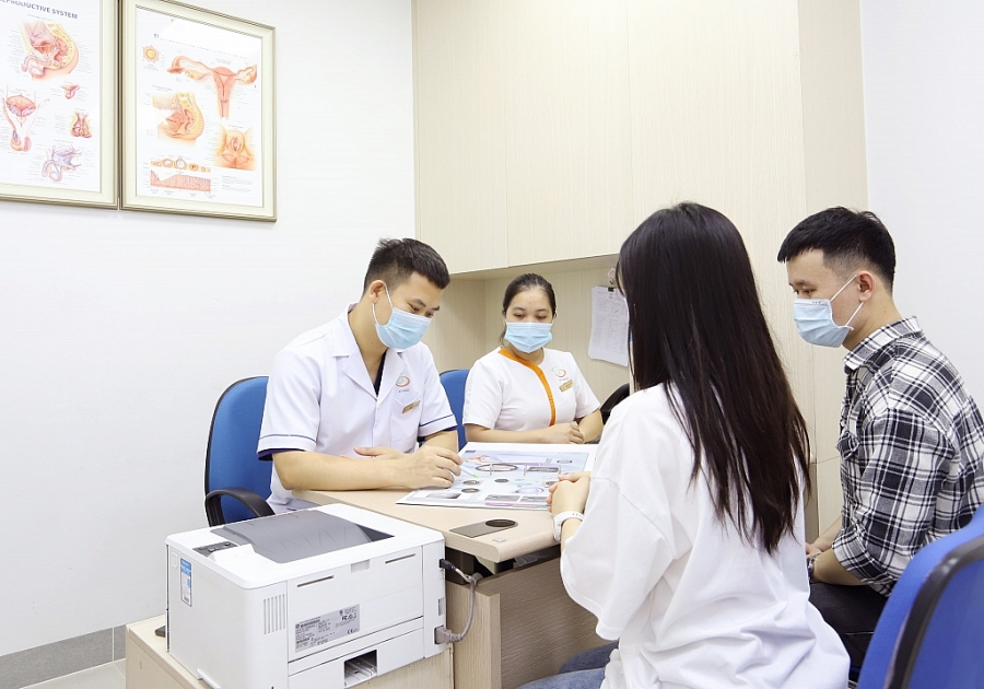 Bác sĩ tư vấn cho các bệnh nhân.