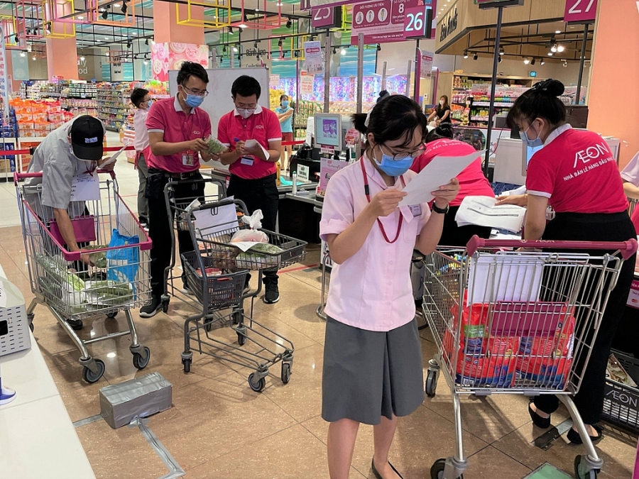Nhân viên AEON Việt Nam luôn sẵn sàng hỗ trợ lẫn nhau và đồng hành cùng công ty
