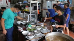 Hà Nội: Hàng quán mở cửa trở lại, lượng khách không nhiều