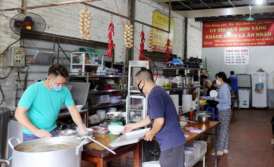 Hà Nội: Hàng quán mở cửa trở lại, lượng khách không nhiều