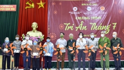 Tặng 300 suất quà các gia đình chính sách tại Thái Nguyên