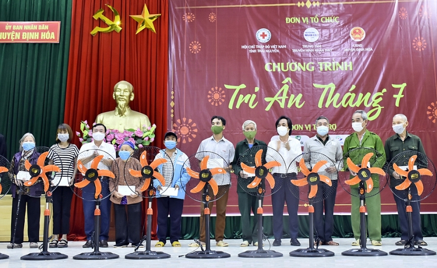 2.	Đại diện Ban tổ chức tặng quà cho các gia đình chính sách trên địa bàn huyện Định Hóa 