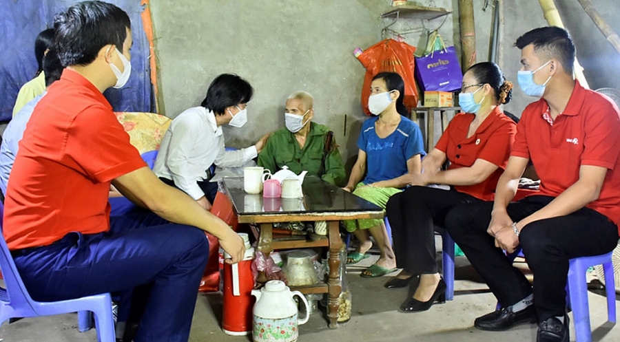 3.	Ban tổ chức thăm, tặng quà gia đình ông Nguyễn Văn Thay, ở xóm Tổ, xã Phượng Tiến, huyện Định Hóa