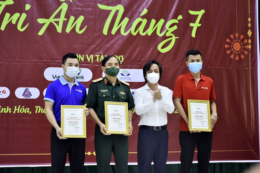 4.	Ông Phạm Văn Hà – Giám đốc Trung tâm Truyền hình Nhân (thứ 2 từ phải sang) trao chứng nhận cho các nhà tài trợ
