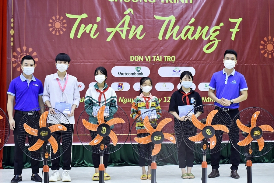 5.	Đại diện Ban tổ chức trao sổ tiết kiệm tới các em học sinh nghèo vượt khó