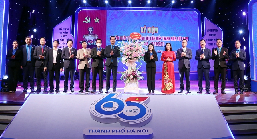 Các đại biểu tặng hoa chúc mừng Hội LHTN thành phố Hà Nội
