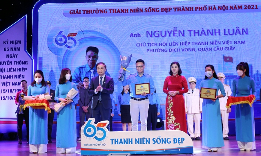 Đồng chí Phạm Tất Thắng, Phó Trưởng ban Thường trực Ban Dân vận Trung ương và Phó Bí thư Thường trực Thành ủy Hà Nội Nguyễn Thị Tuyến trao phần thưởng đến “Thanh niên sống đẹp”