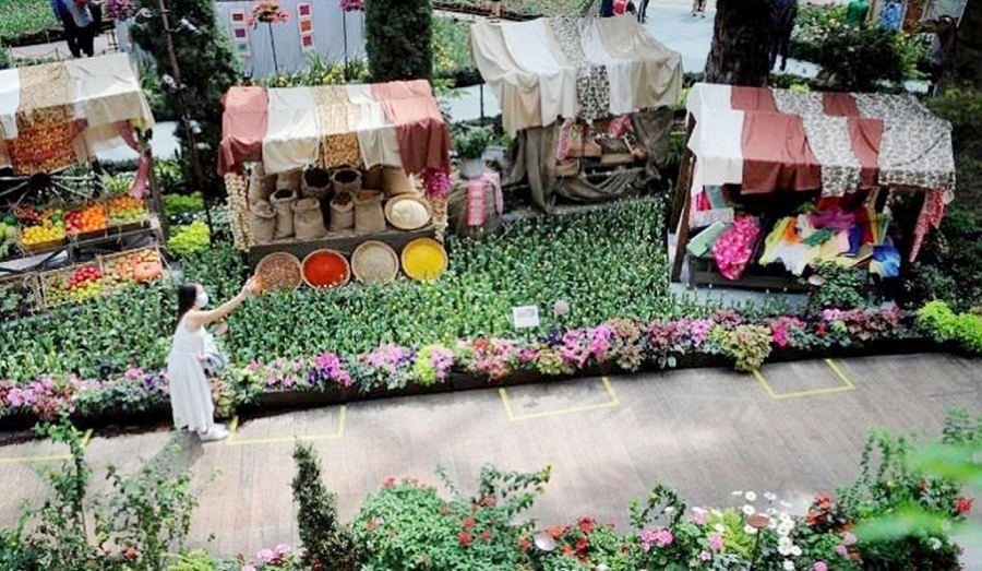 Triển lãm hoa còn bao gồm một khu chợ thể hiện vai trò trung tâm giao thương của Kazakhstan trên Con đường Tơ lụa