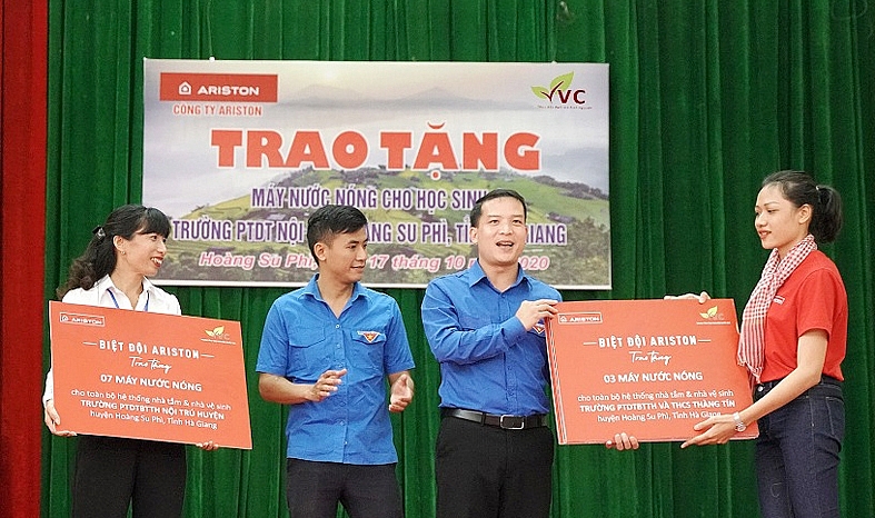 Đại diện Tỉnh Đoàn và trường PTDT Nội trú huyện Hoàng Su Phì nhận máy nước nóng