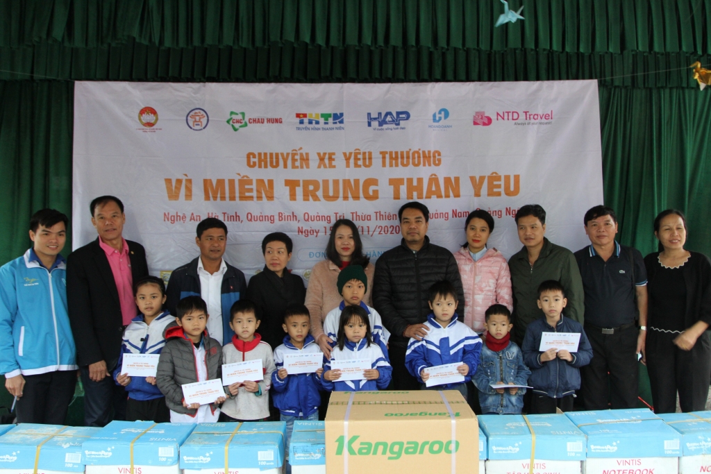 Đoàn thiện nguyện trao quà cho thầy cô và học sinh tại trường Tiểu học Thạch Đài, Huyện Thanh Hà, Hà Tĩnh