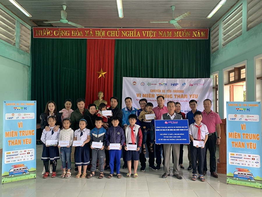 Đoàn thiện nguyện trao quà cho thầy cô và học sinh tại Trường TH Mỹ Trạch, Huyện Bố Trạch, Tỉnh Quảng Bình