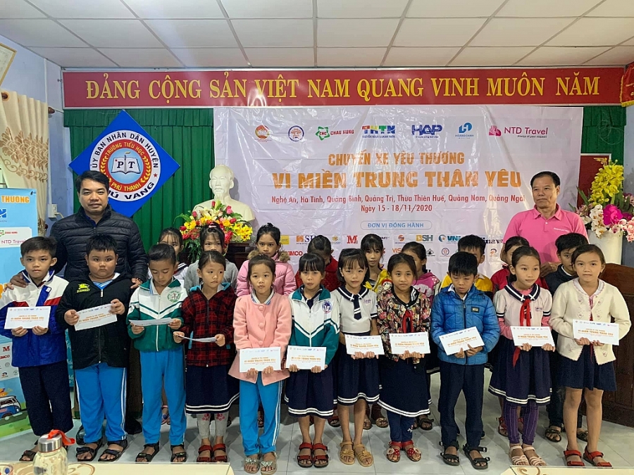 Trao quà tại trưởng Tiểu học Phú Thanh,  Phú Vang, Tỉnh Thừa Thiên Huế